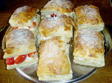 Perne cu căpșuni din aluat foietaj, coapte rapid