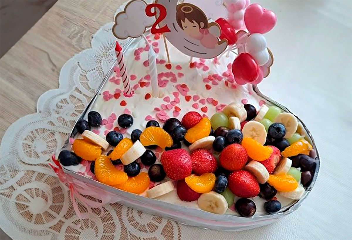 Tort nepreliven cu brânză de vaci și frișcă cu pișcoturi și fructe: Desert răcoritor după rețeta bunicii Stanka