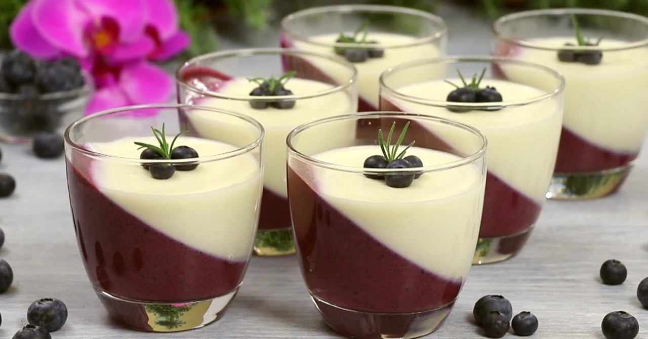 TOP RECEPT: Panna cotta cu afine și vanilie – un desert delicios și spectaculos în pahar!