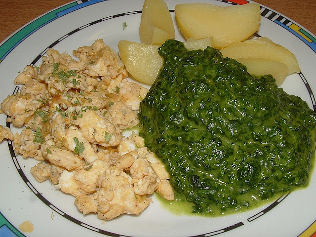 Spanac cu ouă scrambled și cartofi fierți sărați