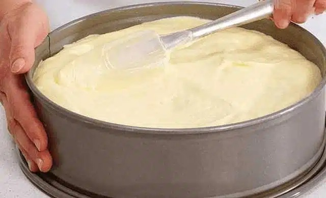 Rețetă de prăjitură cu quark, gata în 5 minute pentru cuptor!