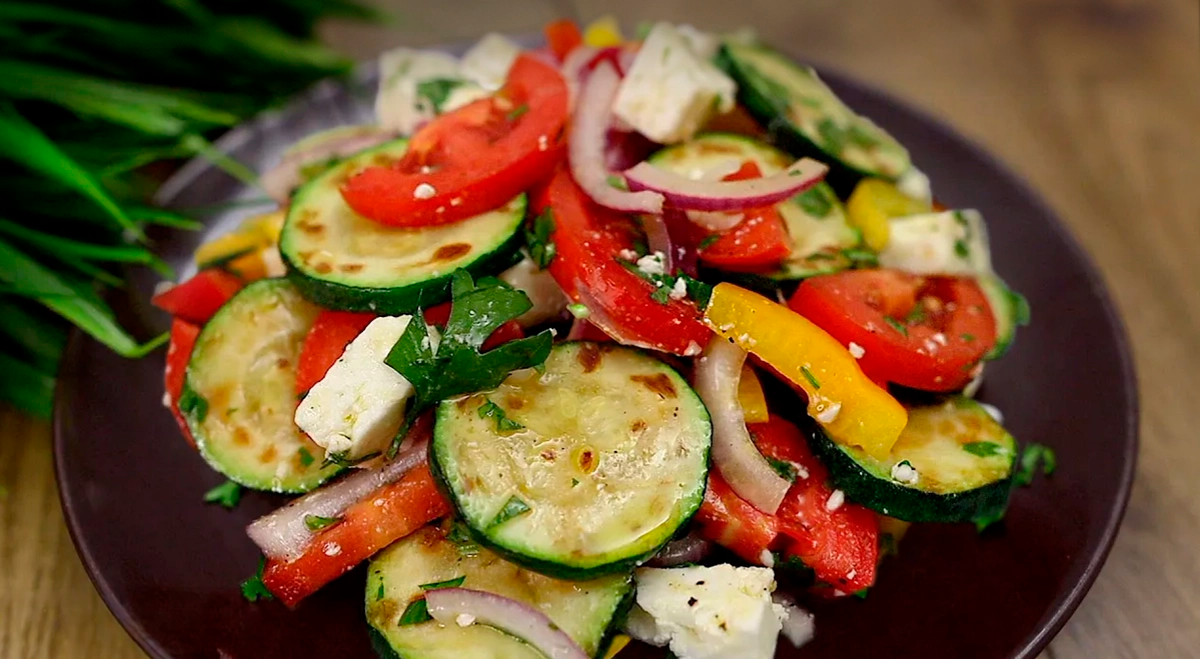 Salată de legume de vară cu dovlecel și brânză feta: Această salată va îmbunătăți orice grătar!