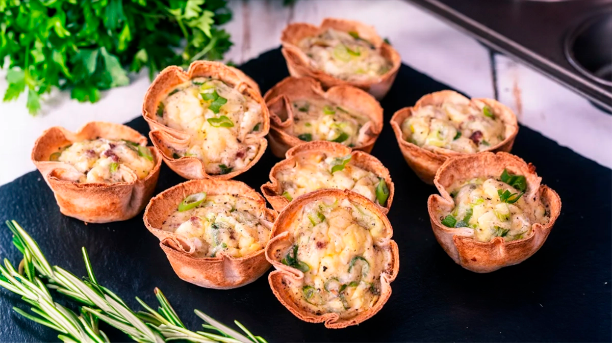 Mic dejun în 15 minute: brioșe tortilla cu ou și bacon pentru întreaga familie!