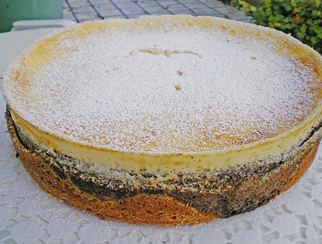 Prăjitură cu mac și smântână fermentată