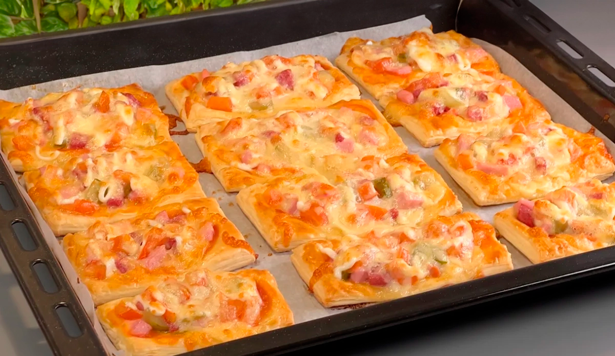 De fiecare dată când am acasă foietaj, fac această gustare delicioasă cu cârnați, brânză și legume.