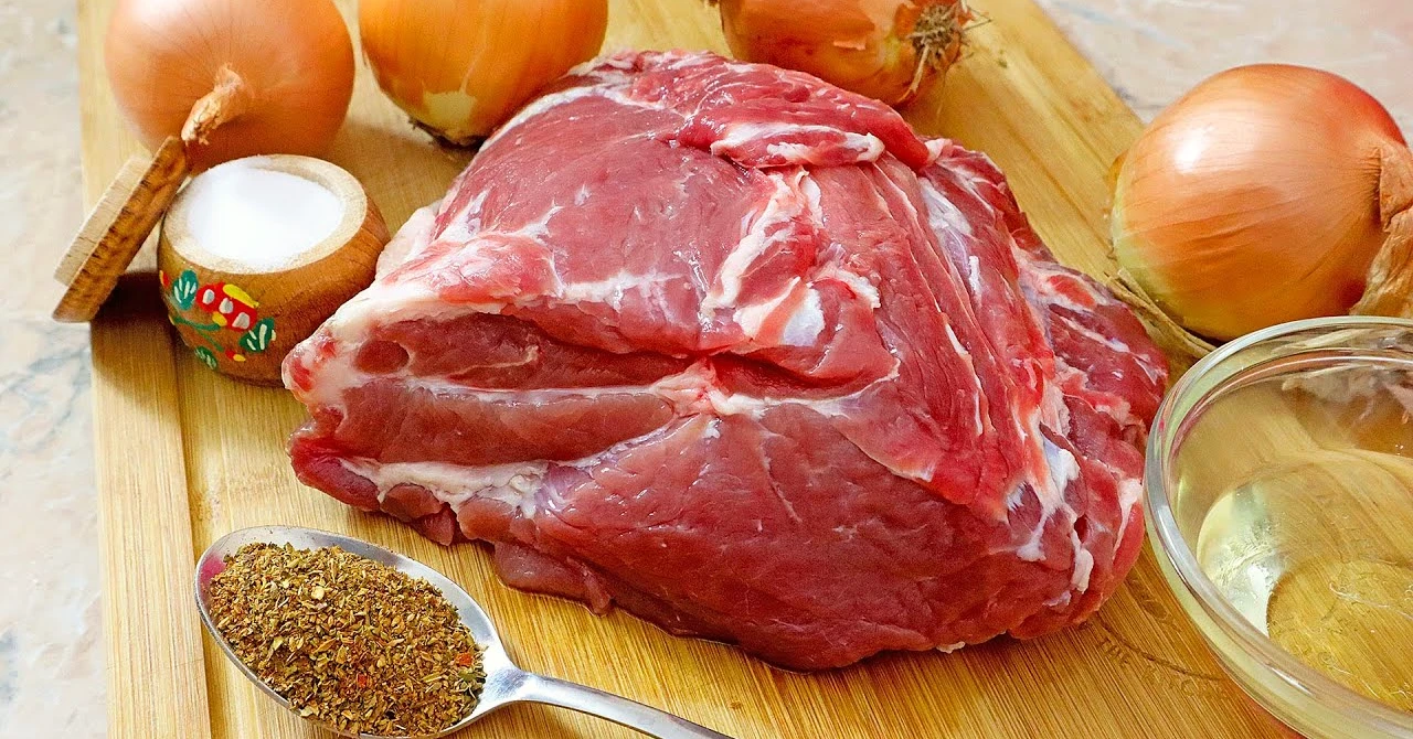 Cel mai suculent carne de porc din pungă: REȚETĂ cu ceapă și condimente, care se coace singură!