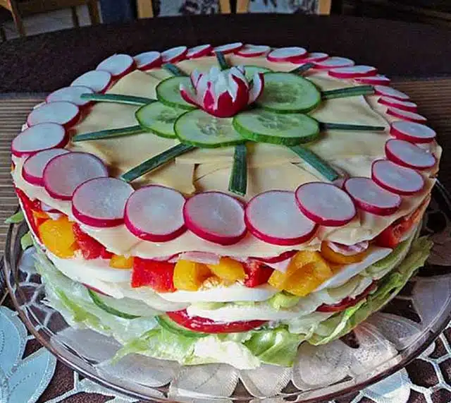 Rețetă tort-salată – atracția principală la orice petrecere