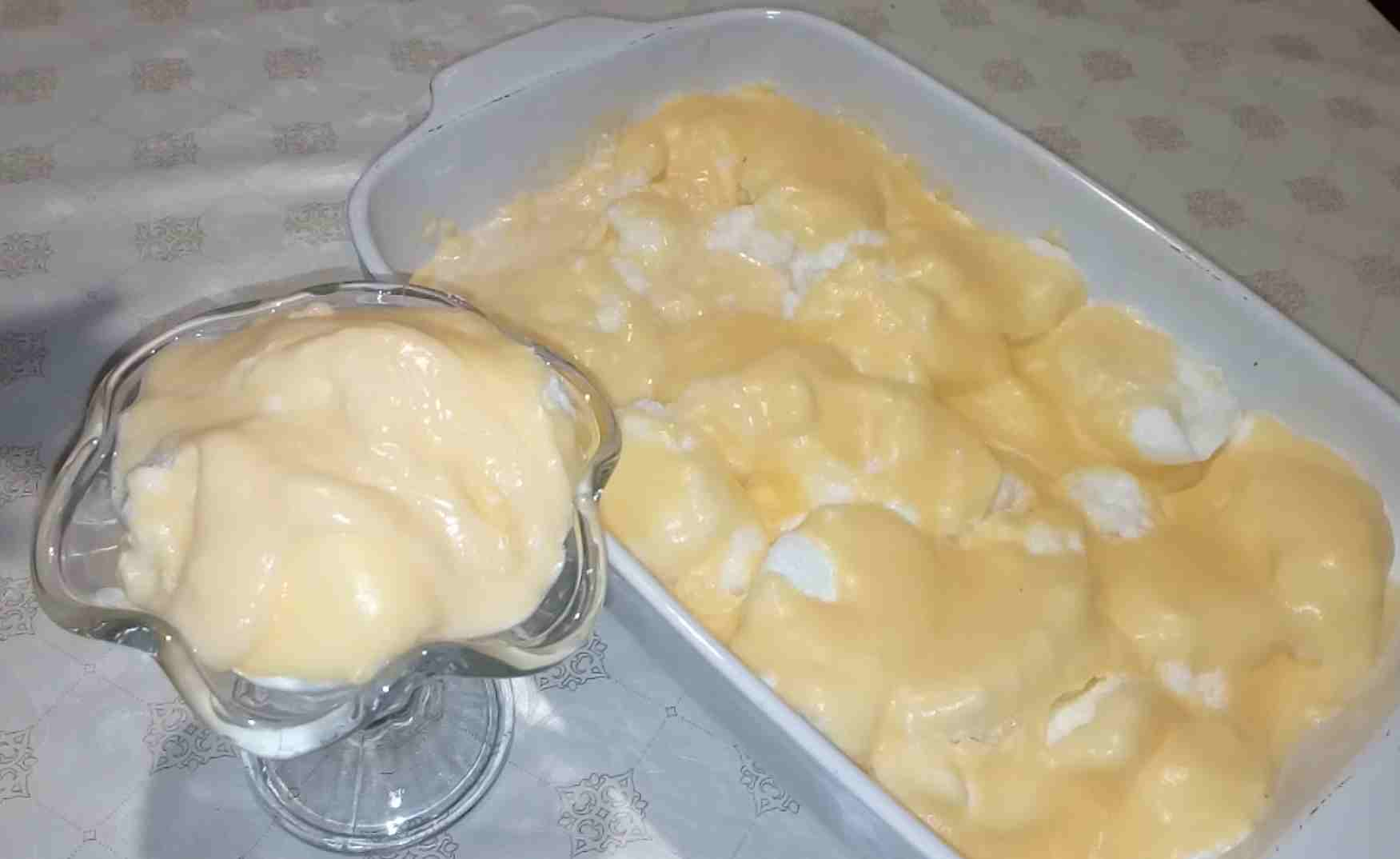 Schneenockerl în sos de vanilie