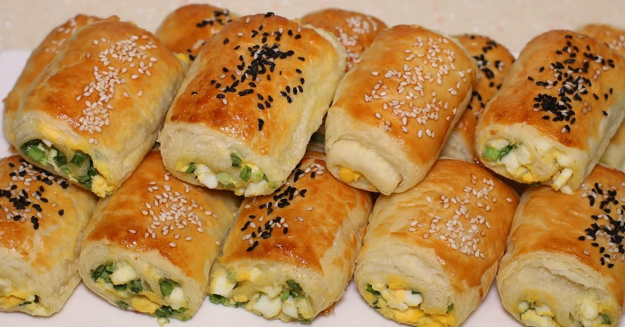 Rulouri sărate cu umplutură de ou: REȚETĂ expres din aluat foietaj pe care o veți îndrăgi!