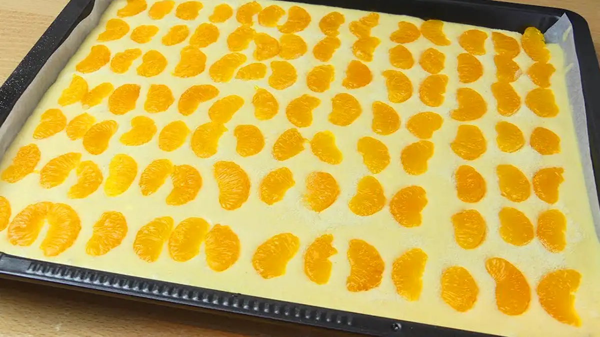 Prăjitură cu quark la tavă cu fructe – rețetă