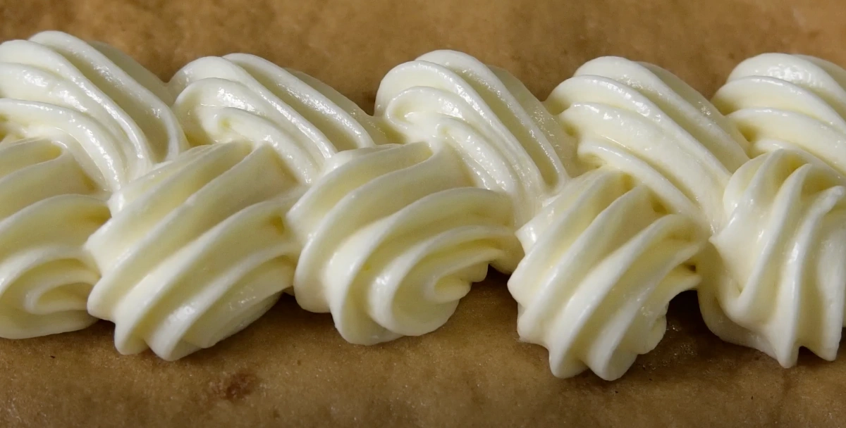 Cel mai bun cremă retro de frișcă pentru tort: REȚETĂ care își păstrează mereu forma și are un gust minunat!