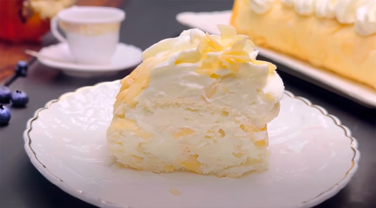 Ruladă cu migdale și cremă de iaurt: Deliciu dulce fără calorii!