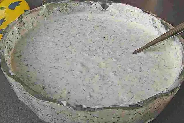 Rețetă sos de iaurt cu usturoi potrivit pentru orice!