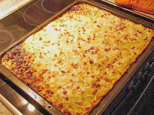 Plăcintă cu speck și aluat cu brânză de vaci și ulei