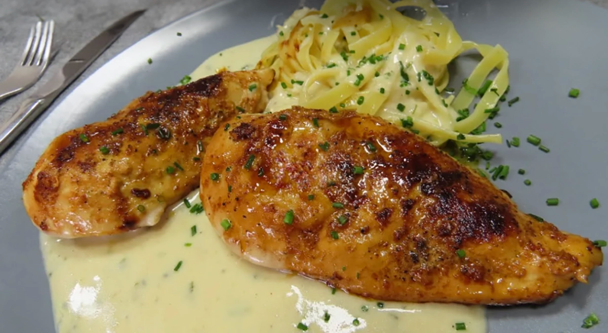 Sucuri de pui suculente în sos de smântână: Prânzul pe care l-am mânca în fiecare zi