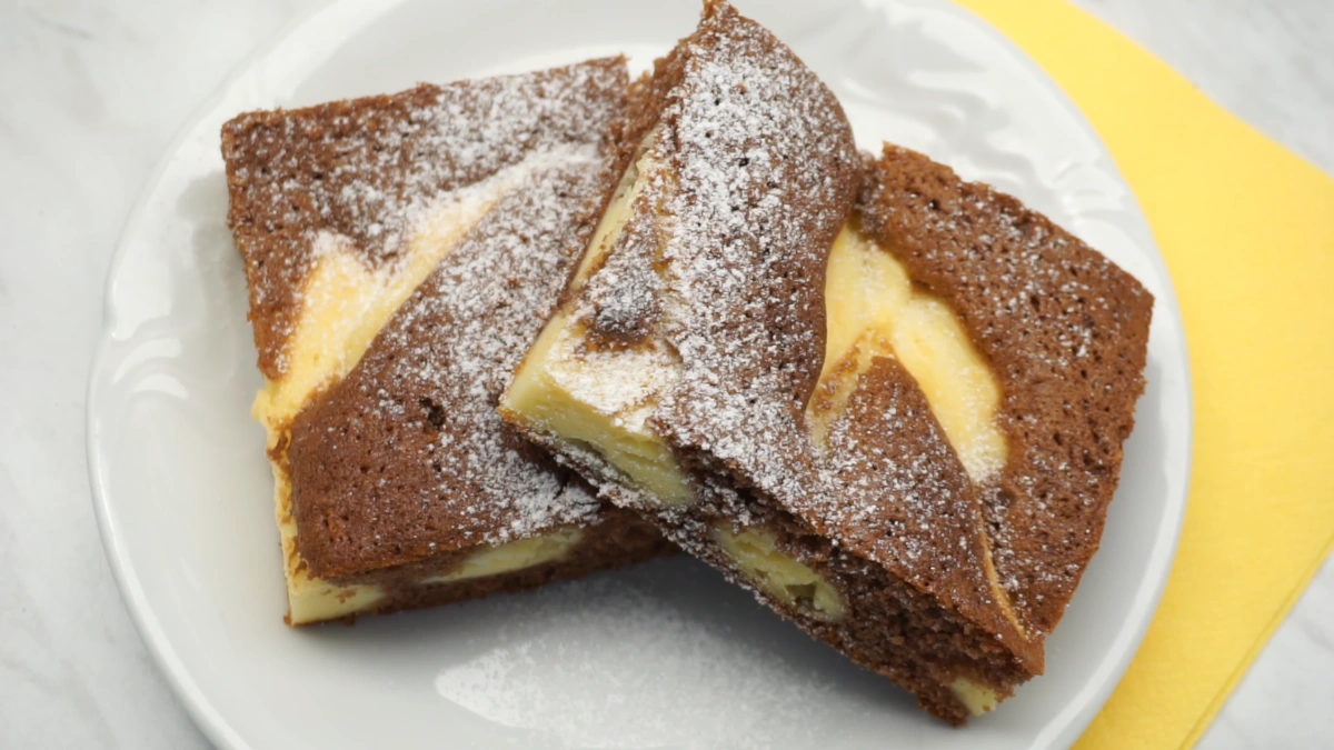 Cel mai bun chec la cană: Prajiturele pufoase cu cacao și grilaj de brânză ca la bunica!