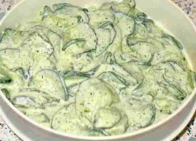 Salată de castraveți cu iaurt rețetă gata în 3 minute