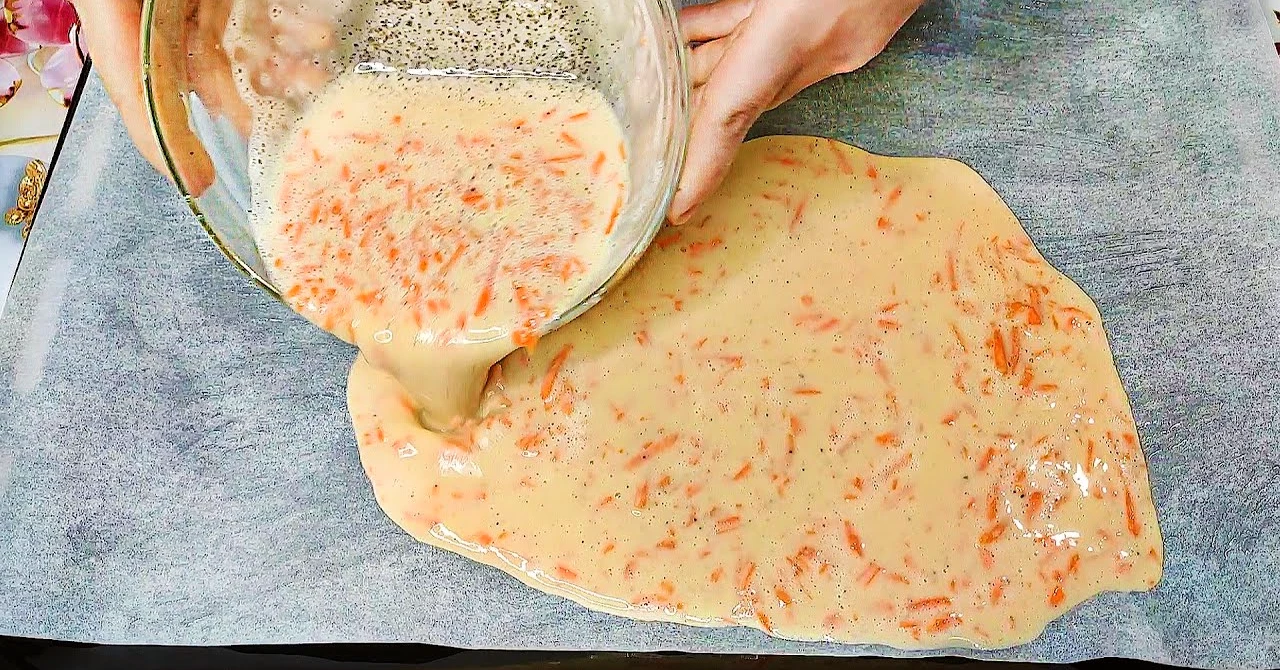 Ruladă sărată rapidă cu ou și morcov, cu umplutură cremoasă – ca la bunica!