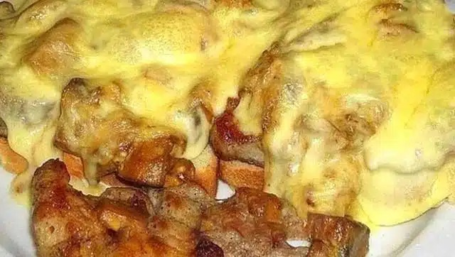 Toast de vânător gratinat cu brânză, rețetă sățioasă!