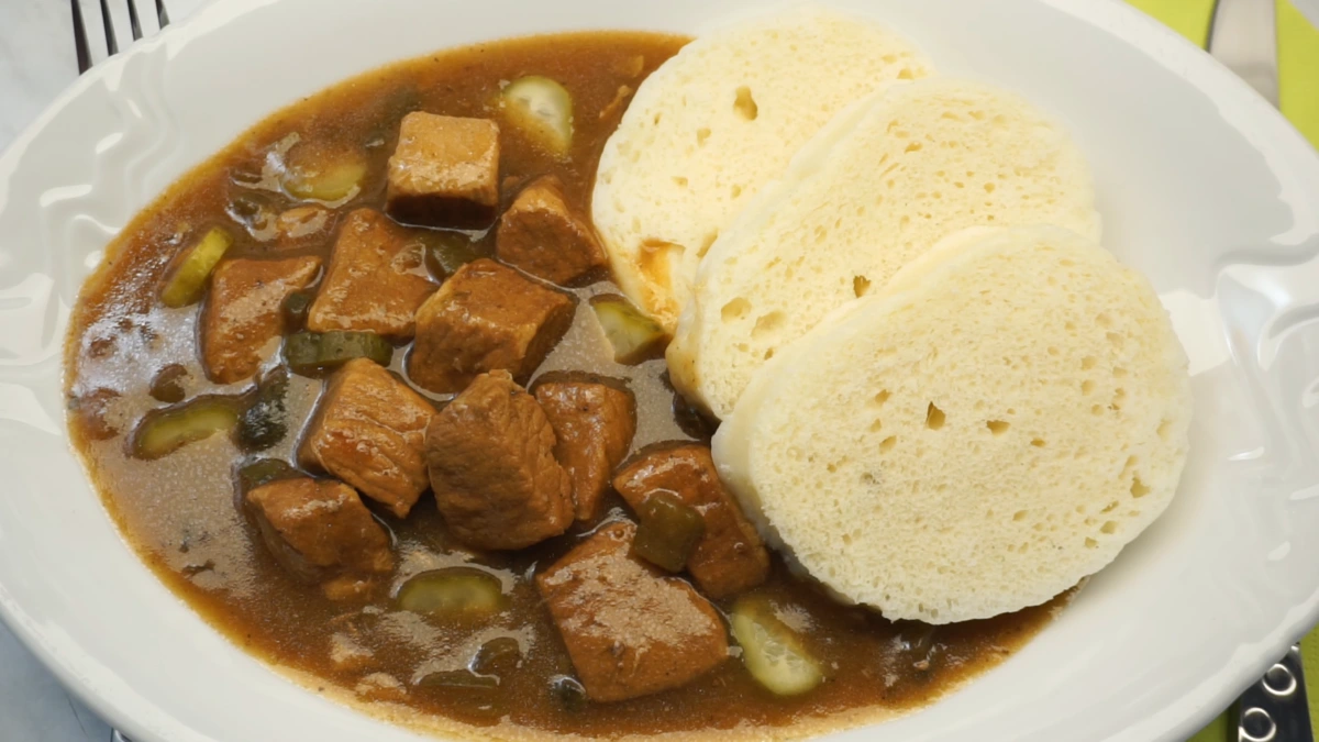 Porc cu castraveți și sos fin: REȚETA DE TOP ca la bunica!