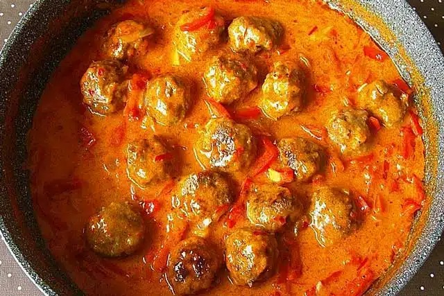 Chifteluțe în sos cremos de ardei paprika – rețetă