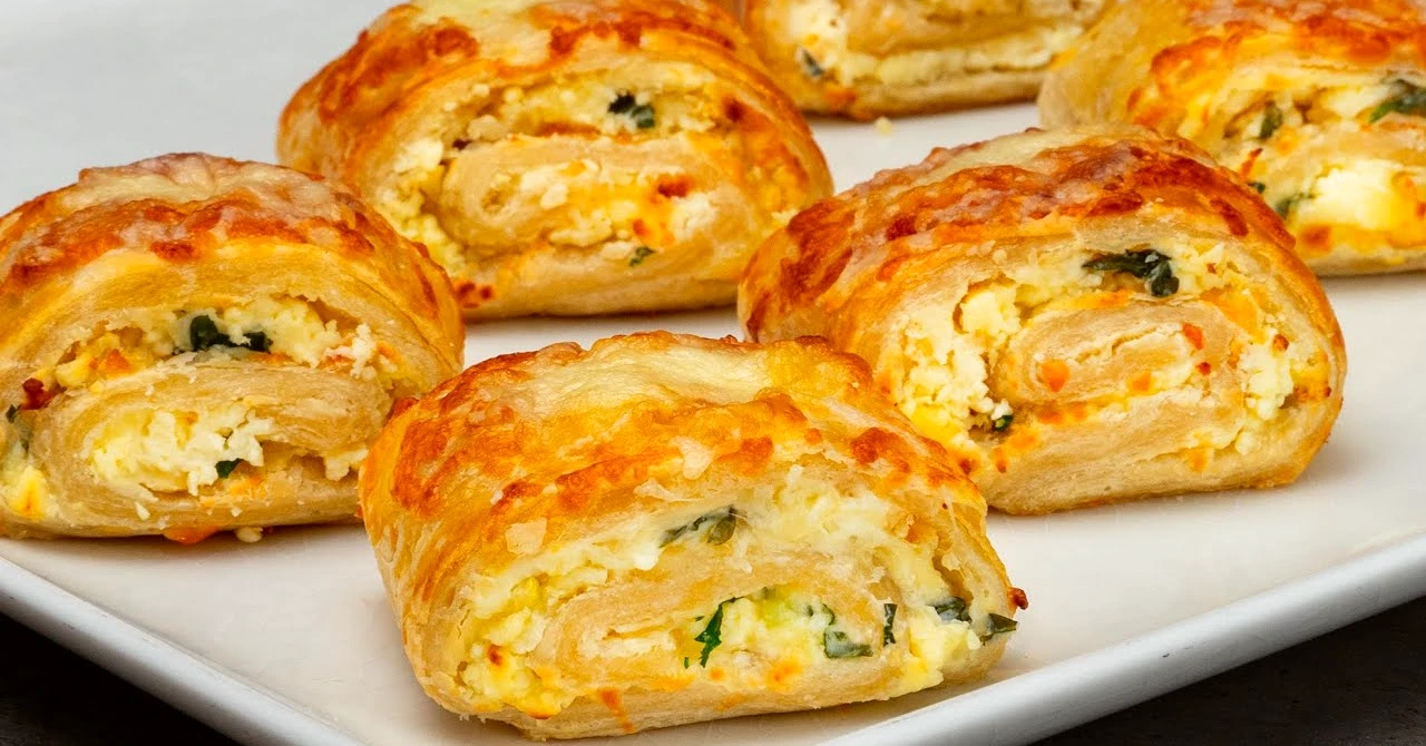 TOP REȚETE: Mini rulade fantastice din foietaj cu sos irezistibil de gălbenuș!
