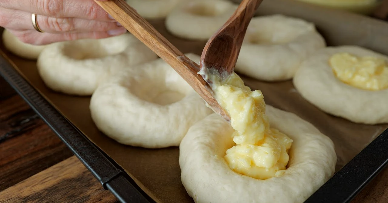 TOP Rețetă: Gogoși dospite cu budincă delicioasă de vanilie – simplu și gustos!