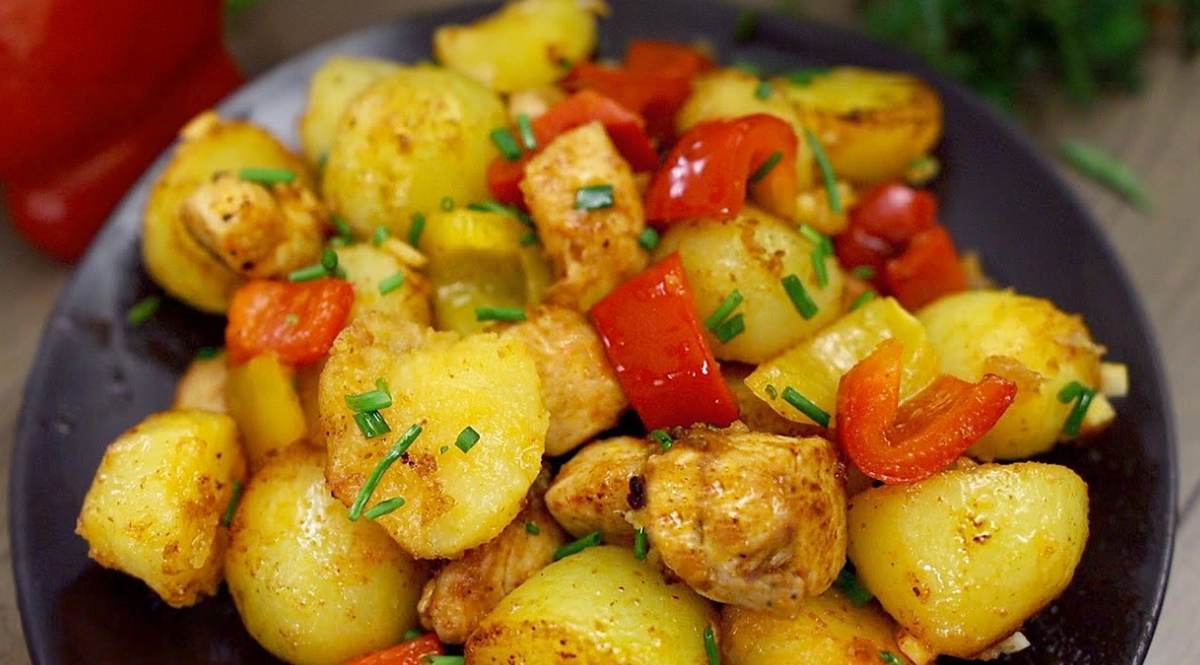 Cum să pregătești piept de pui delicios cu cartofi și ardei