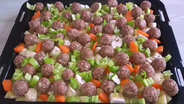 Legume cu chifteluțe din carne rețetă din cuptor, gata în 15 minute!