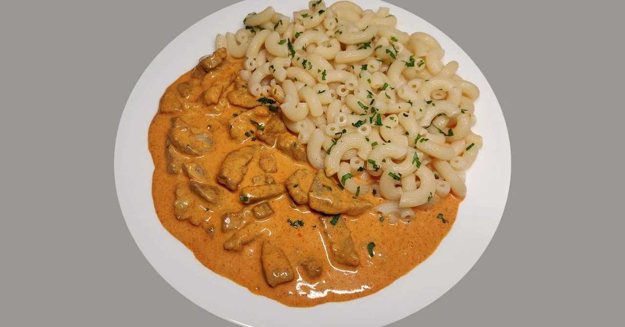 Porc cu paprika și smântână: Veți adora această REȚETĂ clasică!