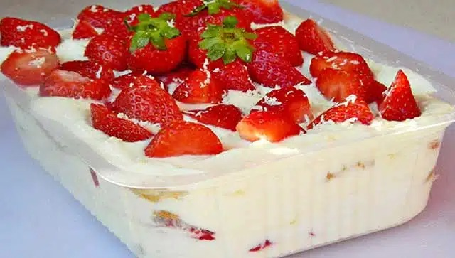 Simplu Divin! Tiramisu cu căpșuni și ciocolată albă – Rețetă