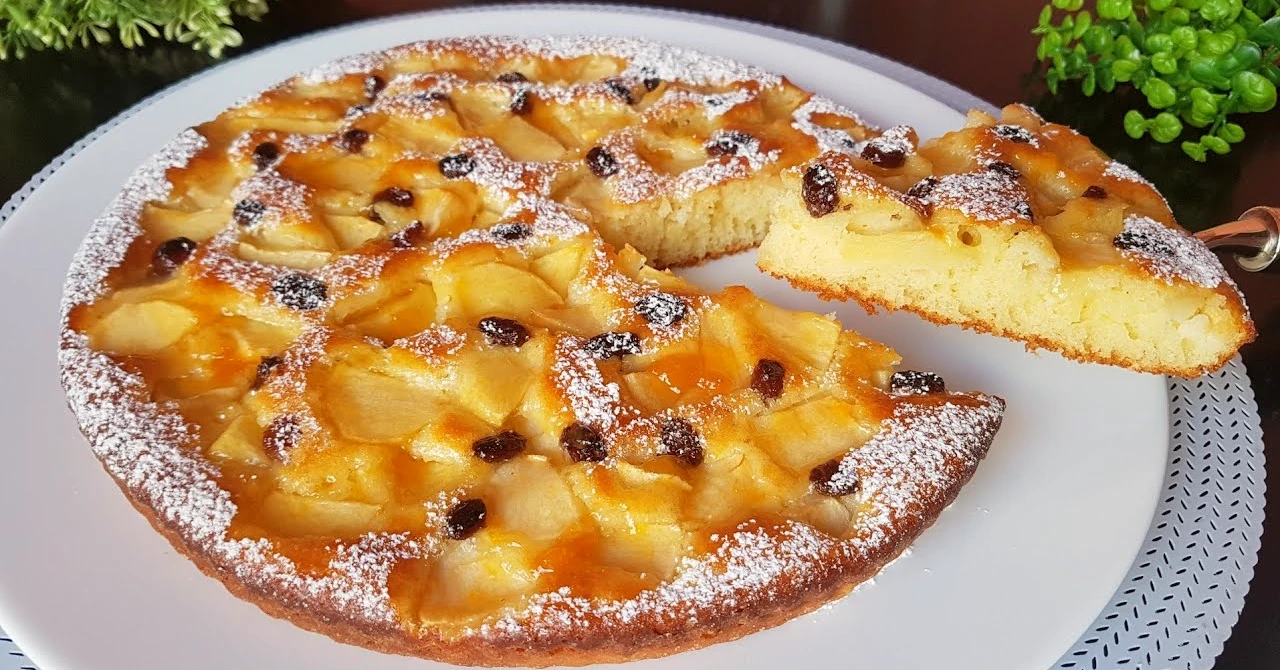 Prăjitură fantastică de mere turnată: Cu gem și stafide, gata într-o clipă!