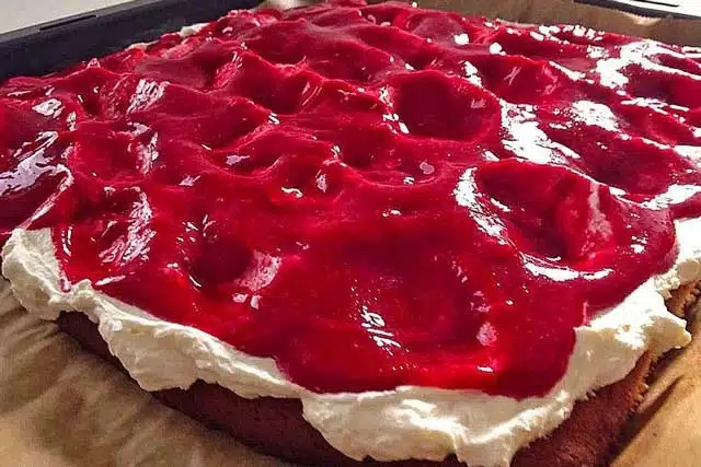 Rețetă prăjitură cu zmeură: prăjitură cremoasă și fructată la tavă, pentru 20 de porții