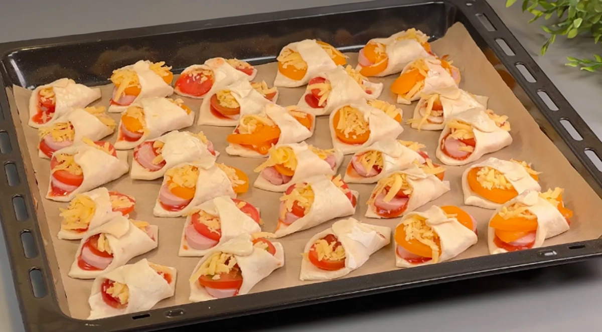 Pachețele crocante din foitaj cu ciuperci, cârnat și cașcaval