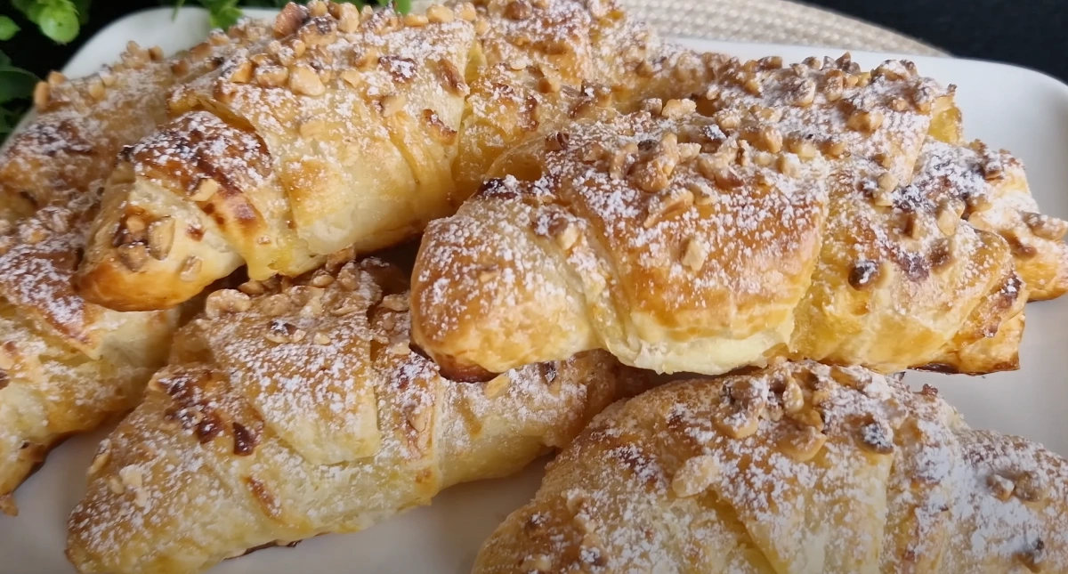 Cornulețe cu mere din aluat foietaj cu cremă de vanilie: Această REȚETĂ o să-ți placă!