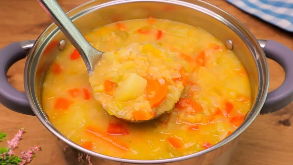 Supă de legume, excelentă pentru detoxifiere și pentru a slăbi câteva kilograme după sărbători: conține 290 de calorii!