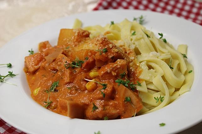 Gulaș de cârnați cu tăiței lati