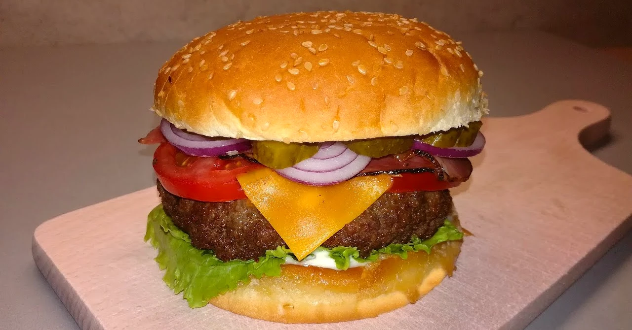 Hamburger de vită făcut în casă cu bacon și cașcaval cheddar: Veți adora această rețetă!