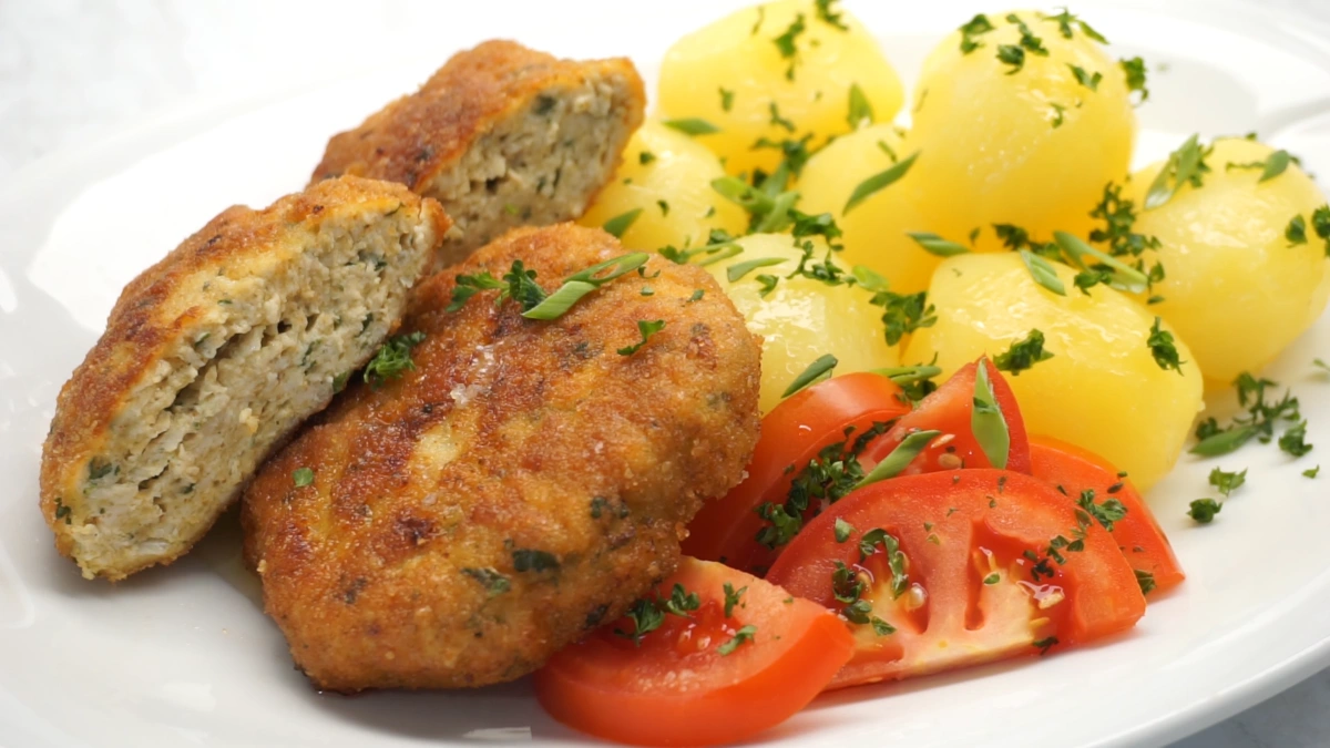 Cele mai bune chifteluțe de pui de casă: Crocante la suprafață, moi în interior!