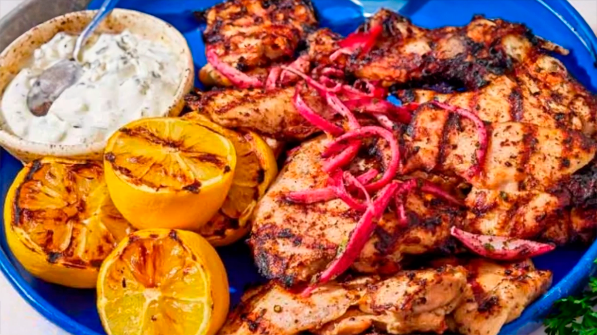 Pui gustos la grătar cu condiment sumac și sos tzatziki: Mod modern de a găti puiul!