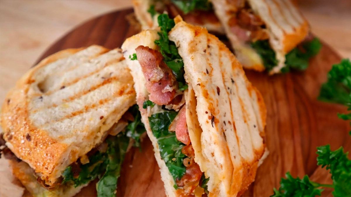 Sandviș perfect cu steak: pâine crocantă, steak suculent și ceapă caramelizată delicioasă!