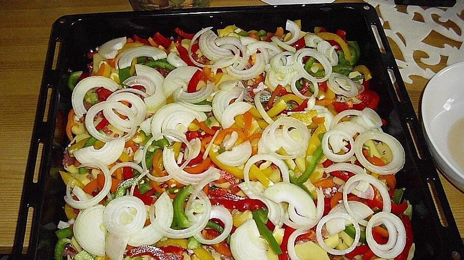 Tigaie de porc cu legume și bacon