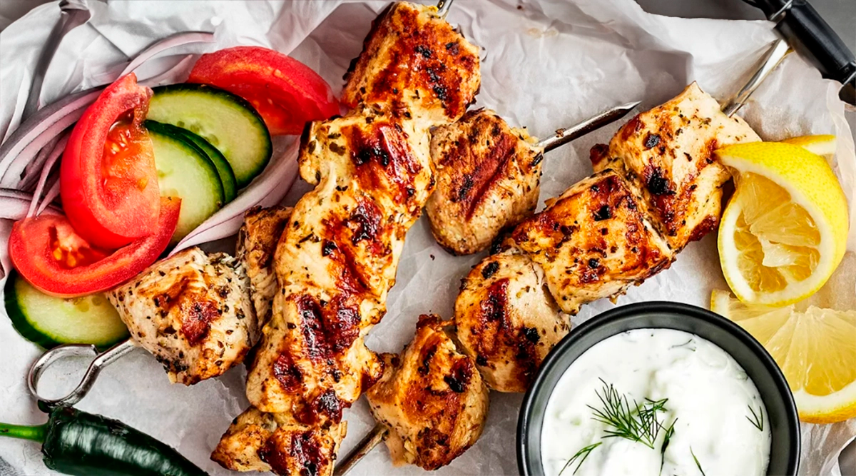 Souvlaki grecesc perfect: carne delicioasă de pui pe frigărui!