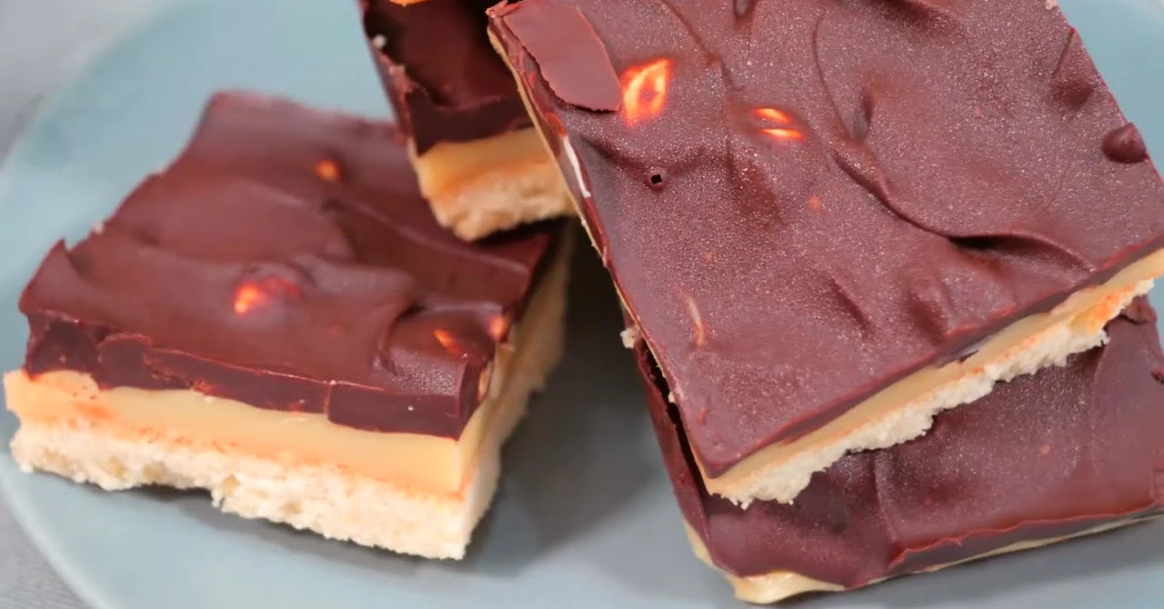 Uitați de dietă: Aceste prăjituri MILIONARE cu caramel și ciocolată sunt demne de păcat!