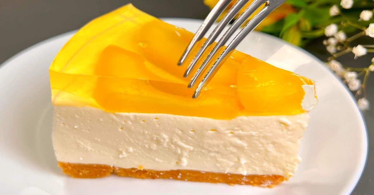 Tort cu piersici neprajite, frișcă și biscuiți: Deliciu răcoritor!