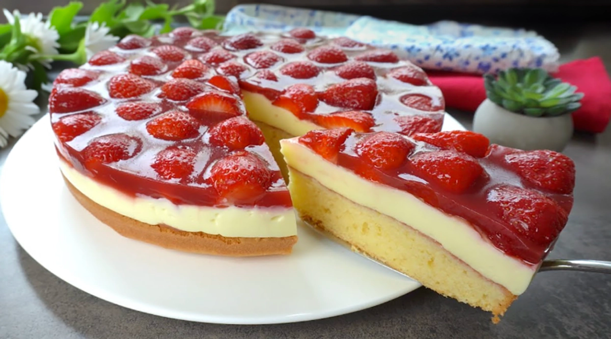 Mega prăjitură fină cu căpșuni și cremă pufoasă de vanilie fără gelatină