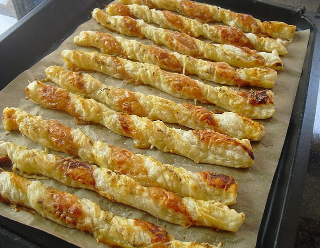 Bastoane de foietaj cu brânză