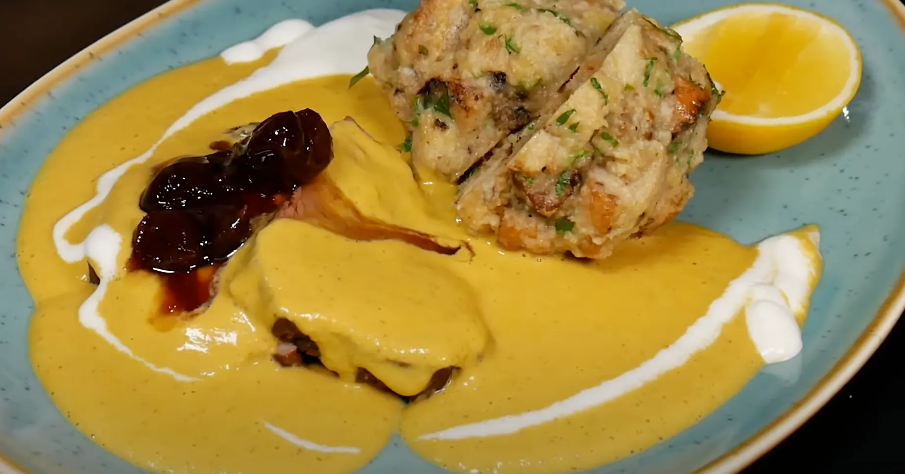 Fantastica friptură de vită cu sos de smântână, de care nimeni nu se poate lăsa!