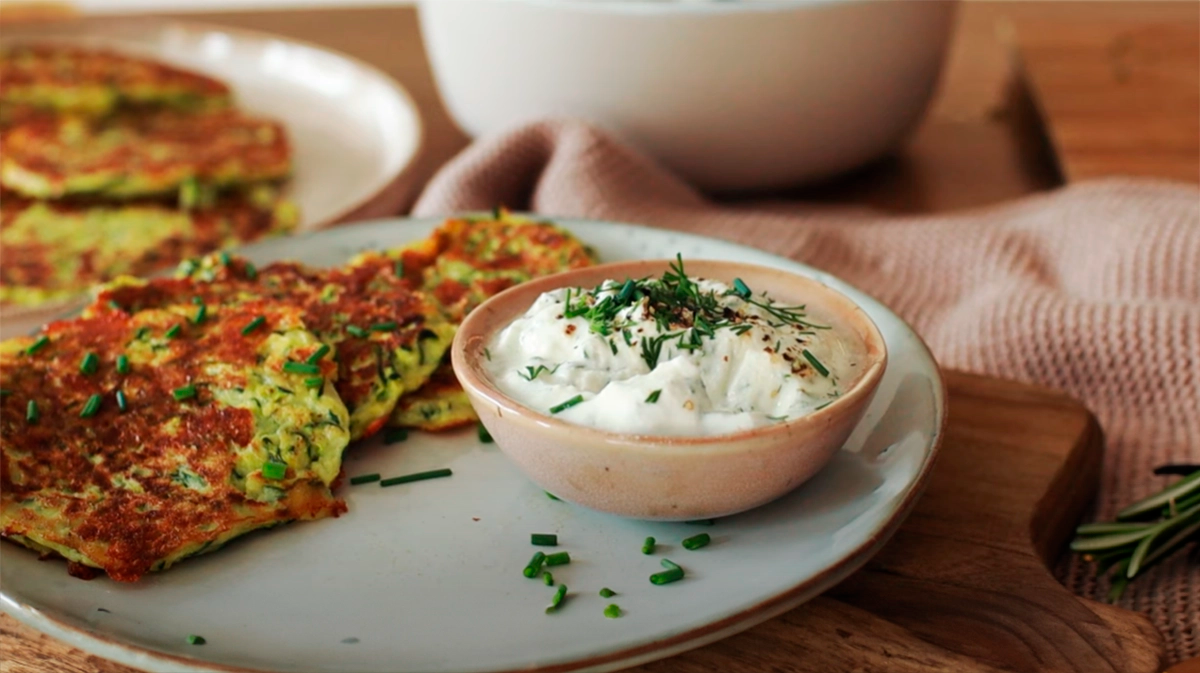 Clătite crocante de dovlecei cu sos delicios de mărar: Mâncare ideală pentru întreaga familie!