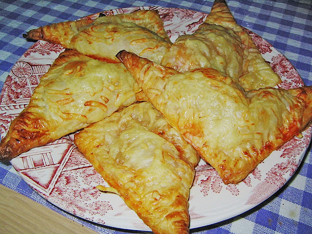 Pateuri cu foietaj umplute cu pizza